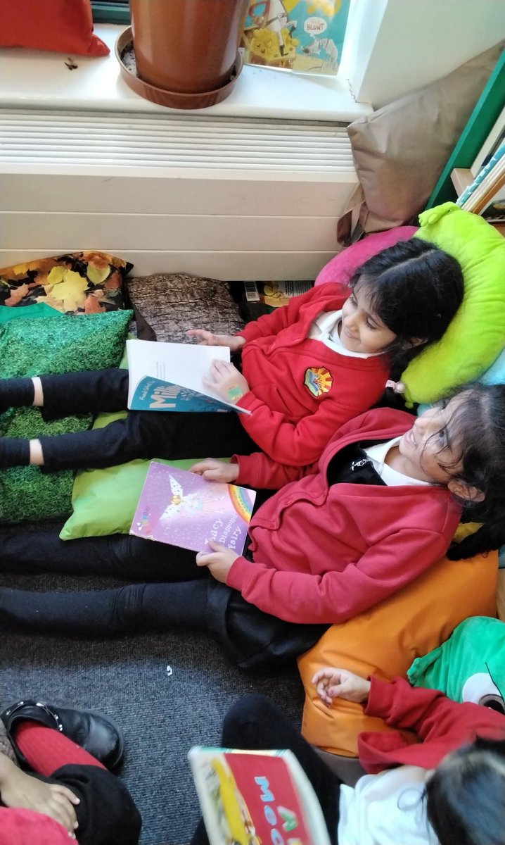 MarlboroughPrim's tweet image. Reception are loving the new library!! An oompah loompa read us a story Charlie and the chocolate factory. #EYFSReading #ReadingForPleasure