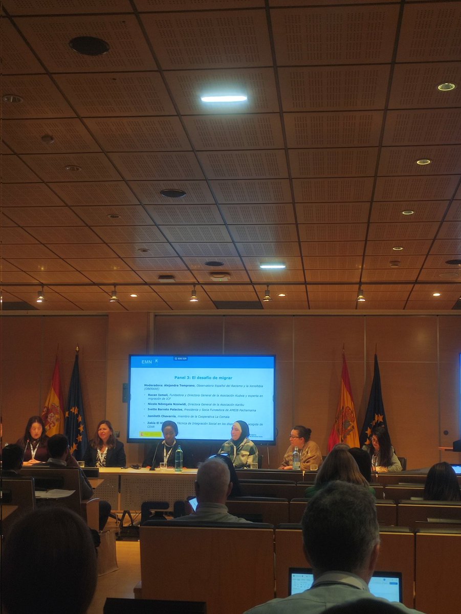 Mesa El desafío de migrar. Impresionantes relatos. "El eco del sufrimiento sigue resonando. No me sentí escuchada. No somos vulnerables, atravesamos  situaciones de vulnerabilidad", Nicole Ndongala, presidenta de <a href="/KaribuAsoc/">Asociación Karibu</a> . Grandes lecciones de grandes mujeres!