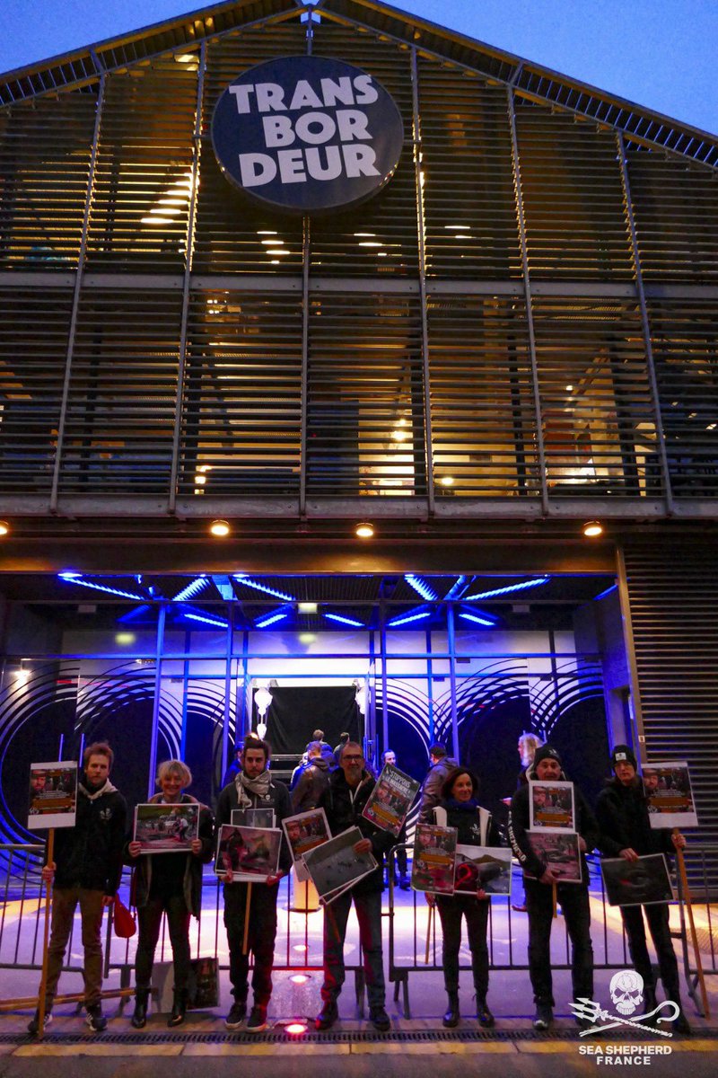 SeaShepherdFran's tweet photo. Nos équipes lyonnaises étaient présentes hier au @letransbordeur qui accueillait le groupe feringien TYR. Objectif : informer le public du fait que ce groupe utilise sa notoriété aux Îles Féroé pour faire l’apologie du Grindadrap ( plus grand massacre de mammifères marins en Europe). 

Le chanteur s’est vanté publiquement et s’est posté sur ses réseaux en train de découper des dauphins (femelles gestantes, bébés… il n’y a jamais de rescapé).

Le chanteur aurait dit en privé ne plus participer à cette pratique sanglante lorsqu’il a été confronté sur le sujet en France. Nous l’invitons à s’exprimer publiquement, comme il a si bien su le faire lorsqu’il s’agissait de promouvoir le Grind.