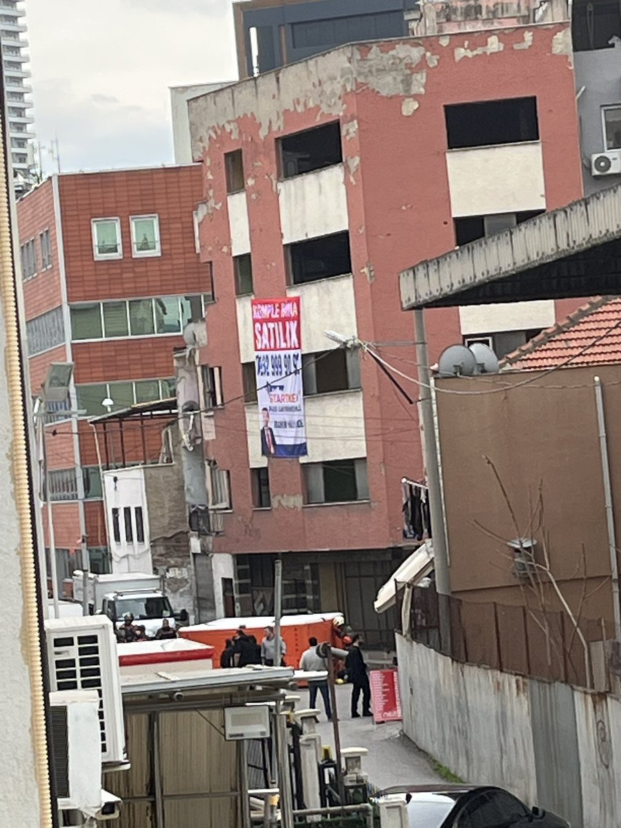 Abdullah KAVAK (@gzide46) on Twitter photo Suyu kesilen bir vatandaş, suyu açılmazsa intihar edeceğini söylüyor. Yer: İzmir konak. Polis, ambulans hazır bekliyor. <a href="/izmirhim/">İzmir HİM</a> <a href="/izmirbld/">İzmir Büyükşehir Belediyesi</a> <a href="/izmirvaliligi/">T.C. İzmir Valiliği</a> Suyu kesilen bir vatandaş, suyu açılmazsa intihar edeceğini söylüyor. Yer: İzmir konak. Polis, ambulans hazır bekliyor. <a href="/izmirhim/">İzmir HİM</a> <a href="/izmirbld/">İzmir Büyükşehir Belediyesi</a> <a href="/izmirvaliligi/">T.C. İzmir Valiliği</a>