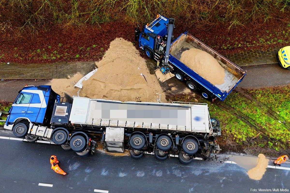 Gekantelde vrachtwagen met zand op A59