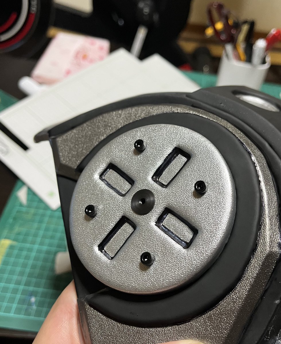 gwc71456029's tweet image. 左右のパーツを作成して、さらにネジ山を追加で付けた。
次回は左右パーツのウェザリング！！

#CH2
#創作マスク