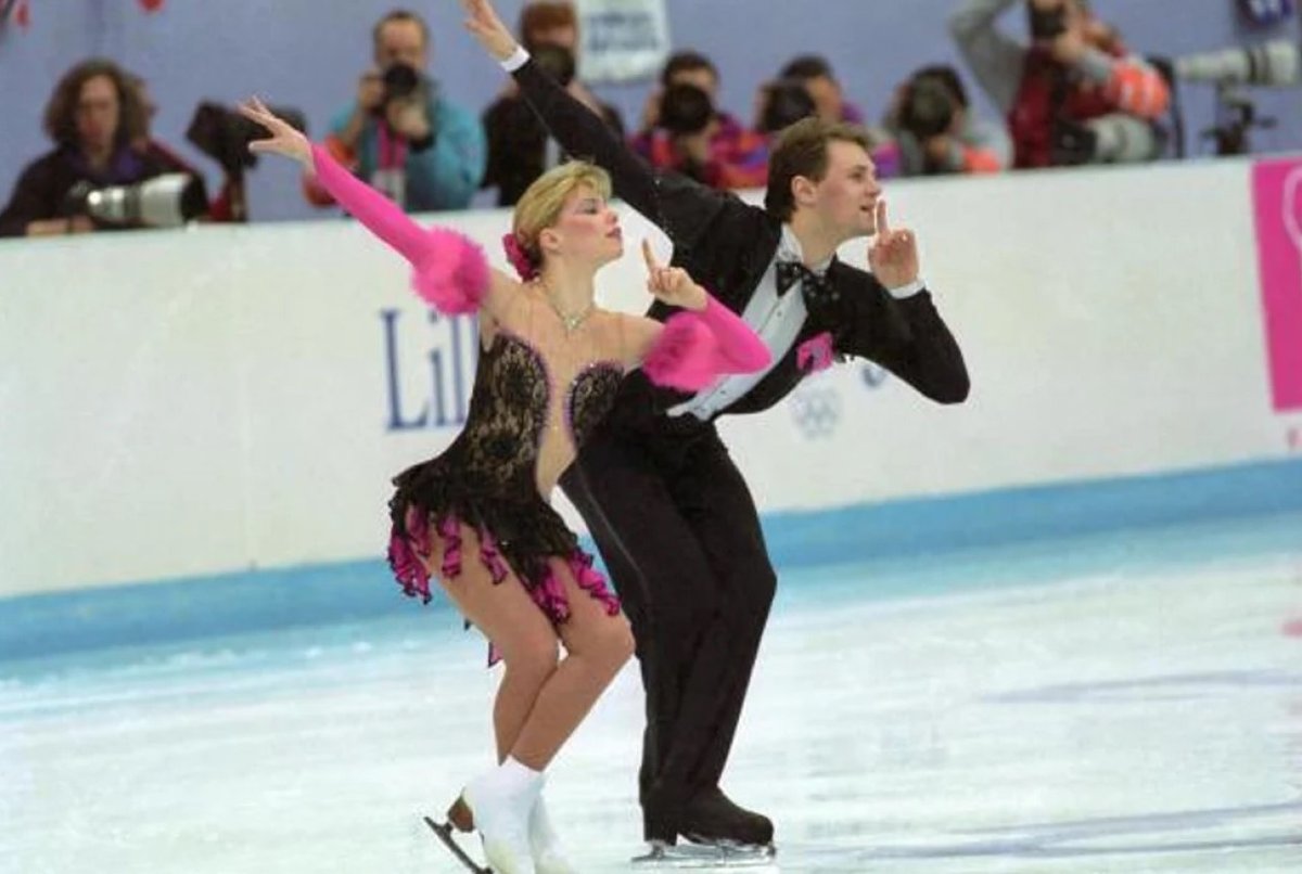 Desastre aéreo en Washington DC: Al menos 14 patinadores iban a bordo del avión siniestrado, entre ellos los campeones mundiales por Rusia, Evgenia Shishkova y Vadim Naumov, ganadores del oro en 1994. Medios rusos confirmaron su presencia entre las víctimas.
