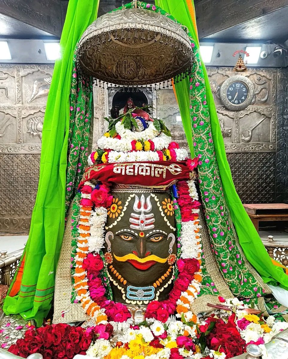 दिनांक 30 जनवरी 2025 को ज्योतिर्लिंग भगवान श्री महाकालेश्वर जी का संध्याकाल आरती श्रृंगार दर्शन...! 
"ॐ श्री महाकालेश्वराय नमः...!!