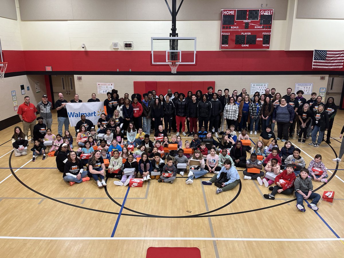 WayneAthletics's tweet image. Today @WayneGirlsBBall and @WayneMensBBall were honored to join @ShoesForSuccess at Wright Brothers to help pass out shoes to some of our District’s very own!

Thanks to @Walmart of Huber Heights for playing a major role in making it all happen. 

#WarriorPride | #IPromise