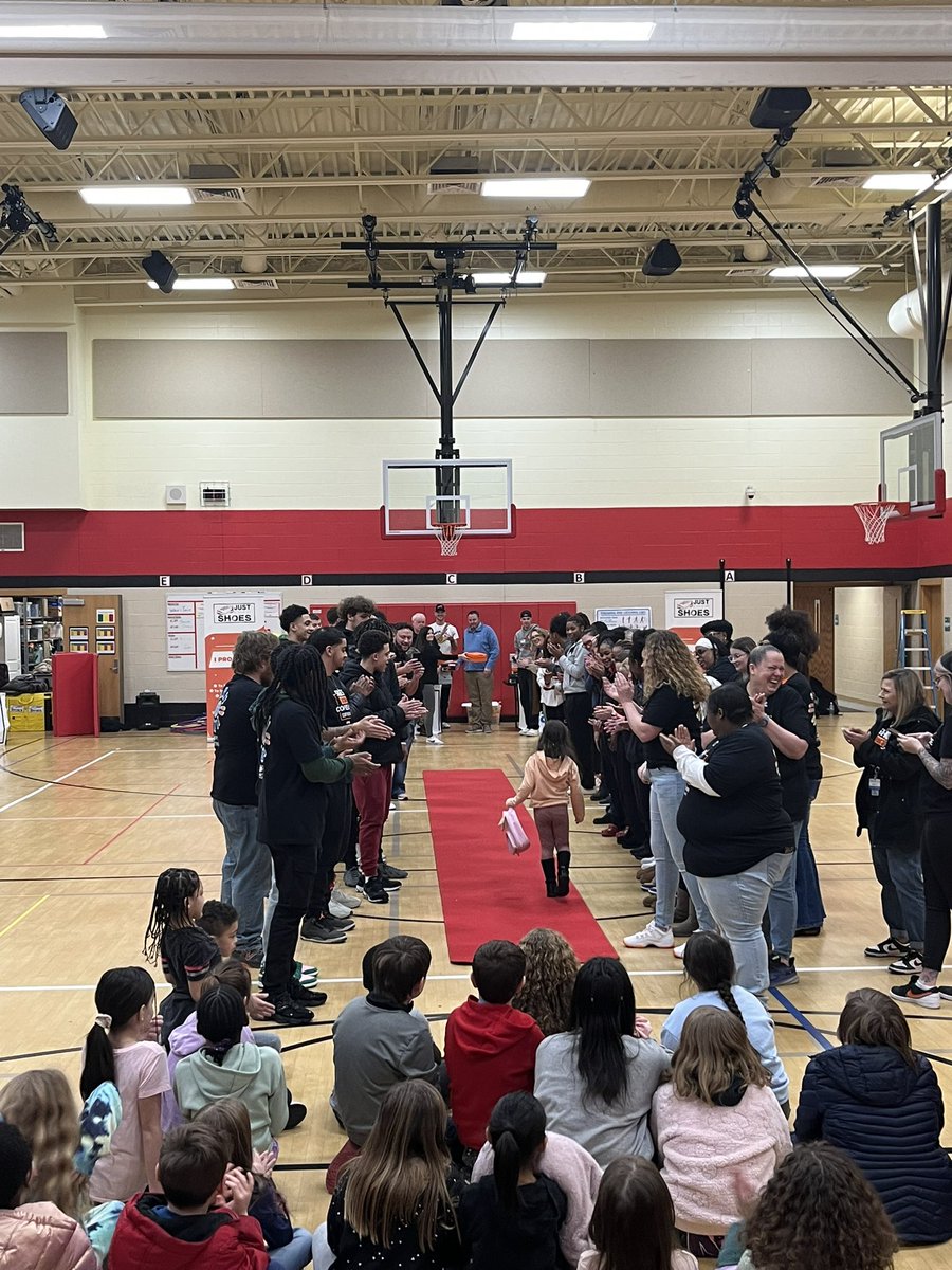 WayneAthletics's tweet image. Today @WayneGirlsBBall and @WayneMensBBall were honored to join @ShoesForSuccess at Wright Brothers to help pass out shoes to some of our District’s very own!

Thanks to @Walmart of Huber Heights for playing a major role in making it all happen. 

#WarriorPride | #IPromise