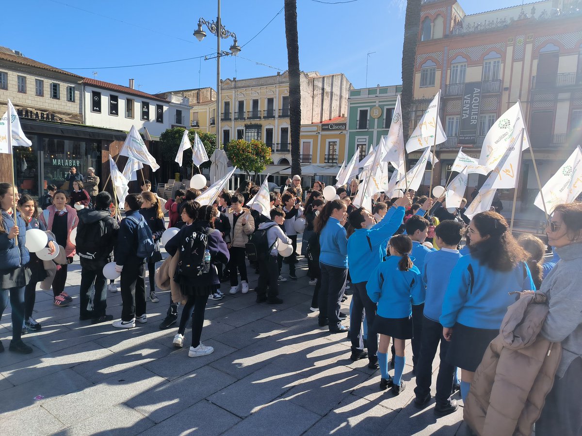Hoy hemos celebrado el Día de la Paz y la no violencia en Extremadura. Colegios de varias ciudades extremeñas se han unido hoy para pedir paz en el mundo.