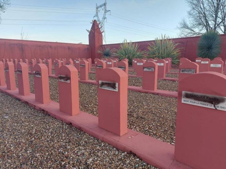 Ignoble profanation du lieu de mémoire Tata de Chasselay où reposent des tirailleurs africains tombés en combattant l’invasion nazie en 1940. 

Capturés, puis exécutés par la Wehrmacht, ils ont donné leur vie pour la France. 

Leur sacrifice impose le respect, pas l’outrage.