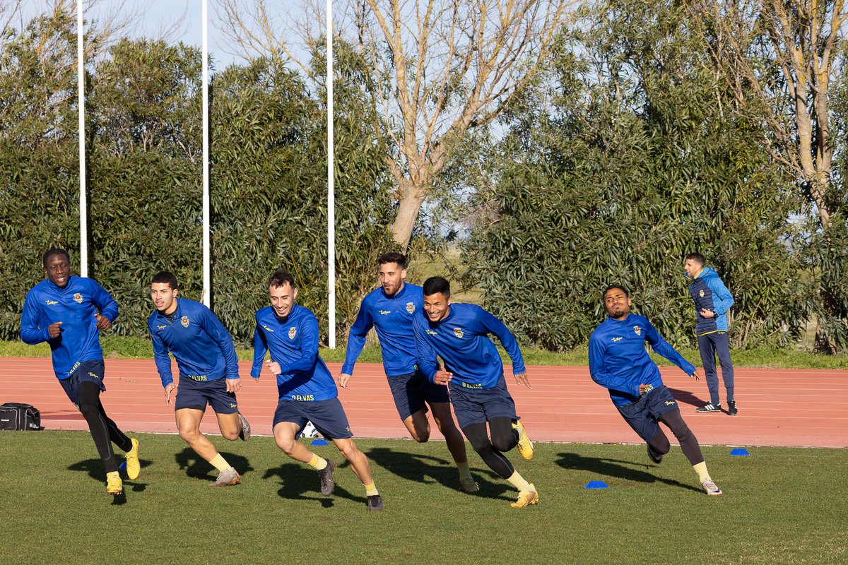 oelvassad's tweet photo. A equipa mais bem-disposta do campeonato está preparada para enfrentar a próxima batalha 💙💛

#OElvasCAD https://t.co/0p4fyLNlBi