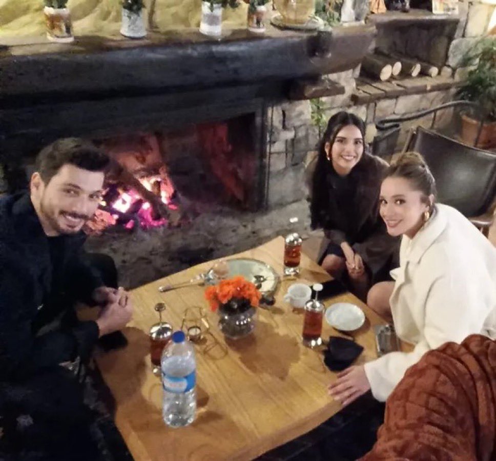 spelltheteax's tweet photo. denizciler miraycilar tellioglu ve seferogulları gibi birbirine girmişken meanwhile denmir hsjskkwkw 
rezil senaryoyu yazan senaristi eleştirmek yerine oyunculara ve fanlara sataşan herkese en kötü ve rezil senaryolar müstahak https://t.co/5VzzBS93nY