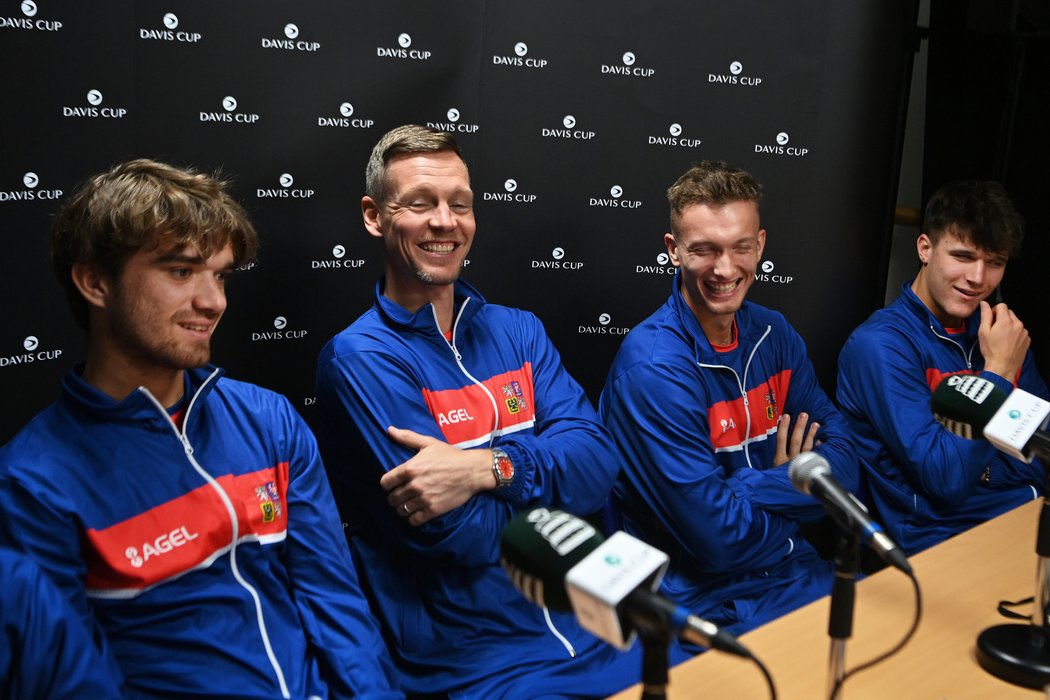 Pojd_Tomas's tweet photo. Full of smiles at the press! 😁🤗🇨🇿

@tomasberdych @jirilehecka @mensik_jakub_ | #DavisCup https://t.co/9WuYxr2mwk