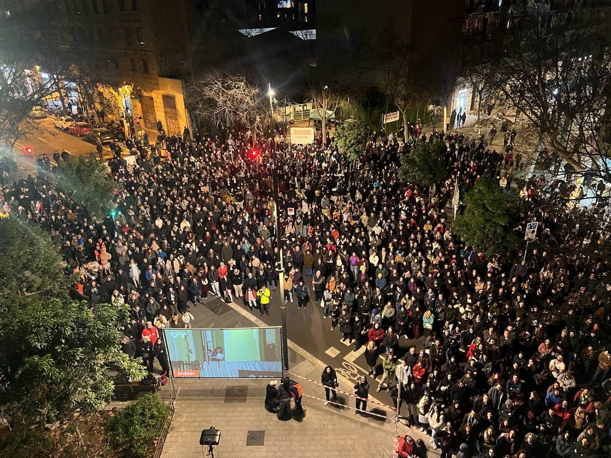 La_Directa's tweet photo. #HABITATGE | @SindicatLloguer: "Dins les parets de Casa Orsola passa tot allò contra el qual lluitem: especulació, preus desorbitats, lloguers de temporada, inestabilitat" https://t.co/puQoLL6fcH https://t.co/CMLPgKFN44