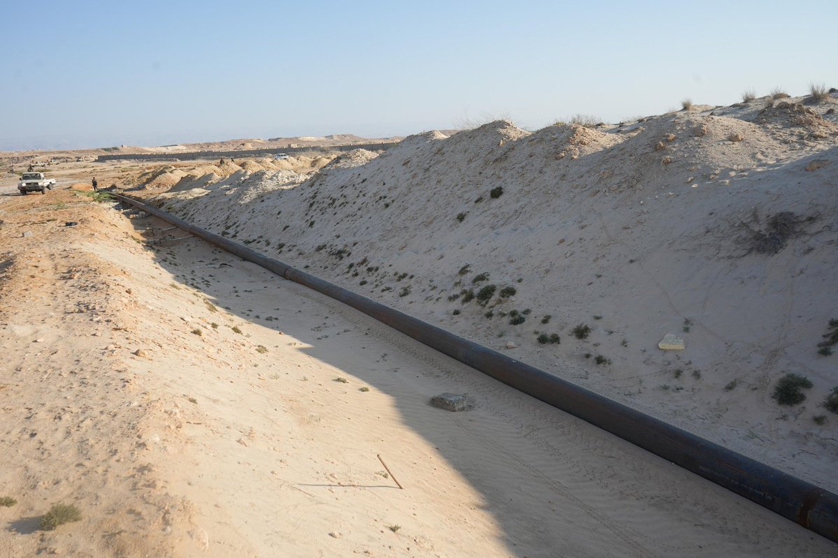 لك ان تتخيل الى اين وصلت البلاد..!؟
هذا الانبوب يمتد من خزانات ميناء الضبة النفطي بحضرموت حيث يتم تخزين اكثر من 3مليون برميل نفط خام.
الانبوب يمتد من الخزانات وصولاً الى مصفاة محلية تم انشاءها بالقرب من الخزانات وخلال اكثر من عامين تمت عمليات تكرير للنفط يصورة غير مشروعة..
تخيل