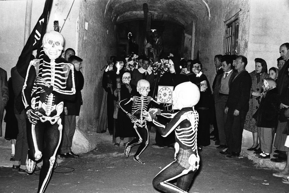 📷Entre 1958 i 1966, Xavier Miserachs va fer gairebé 4.300 fotografies per al llibre "Costa Brava Show". 

Avui, en destaquem una que retrata la dansa de la mort de Verges.

Explora altres imatges de la sèrie en aquest àlbum 🔎 bit.ly/Album-Miserach…

#ArxiuMACBA #ColleccióMACBA