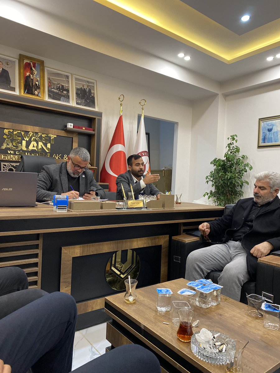 batuhandaskol's tweet photo. Adıyaman Demokrasi ve Birlik Derneği olarak, Yönetim Kurulu Başkanımız Batuhan Daşkol ve başkan yardımcılarımız ile birlikte Kahta Demokrasi ve Birlik Derneği Başkanı Yusuf Aslan ve yönetimini ziyaret ettik. Gerçekleştirdiğimiz yönetim kurulu toplantısının, hem Adıyaman hem de Kahta ilçemiz için hayırlara vesile olmasını temenni ediyoruz.

Genel Başkanımız Sayın Mehmet Metiner’in liderliğinde ve yönlendirmeleri doğrultusunda, Adıyaman’ımızı daha ileriye taşımak adına kararlılıkla çalışmaya devam edeceğiz. Birlik, beraberlik ve iyiliğin kazandığı bir Adıyaman için hep birlikte gayret göstereceğiz.@MetinerBasin @ahmetkrkyl @Ahmet6655720602 @AkdulumAhmet1 @yusufaslan_02 @dembirderkahta @dembirderadyman