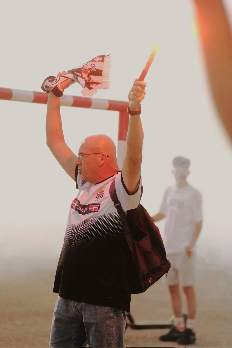 Deberíamos entrar todos al estadio el domingo coreando el nombre de <a href="/PenchoEfese1/">Pencho Efesé 🏴🏳️🏴🏳️🇩🇰</a>, no se merece menos...
(No recuerdo quién es el autor de esta fotaza 🙏🏻)