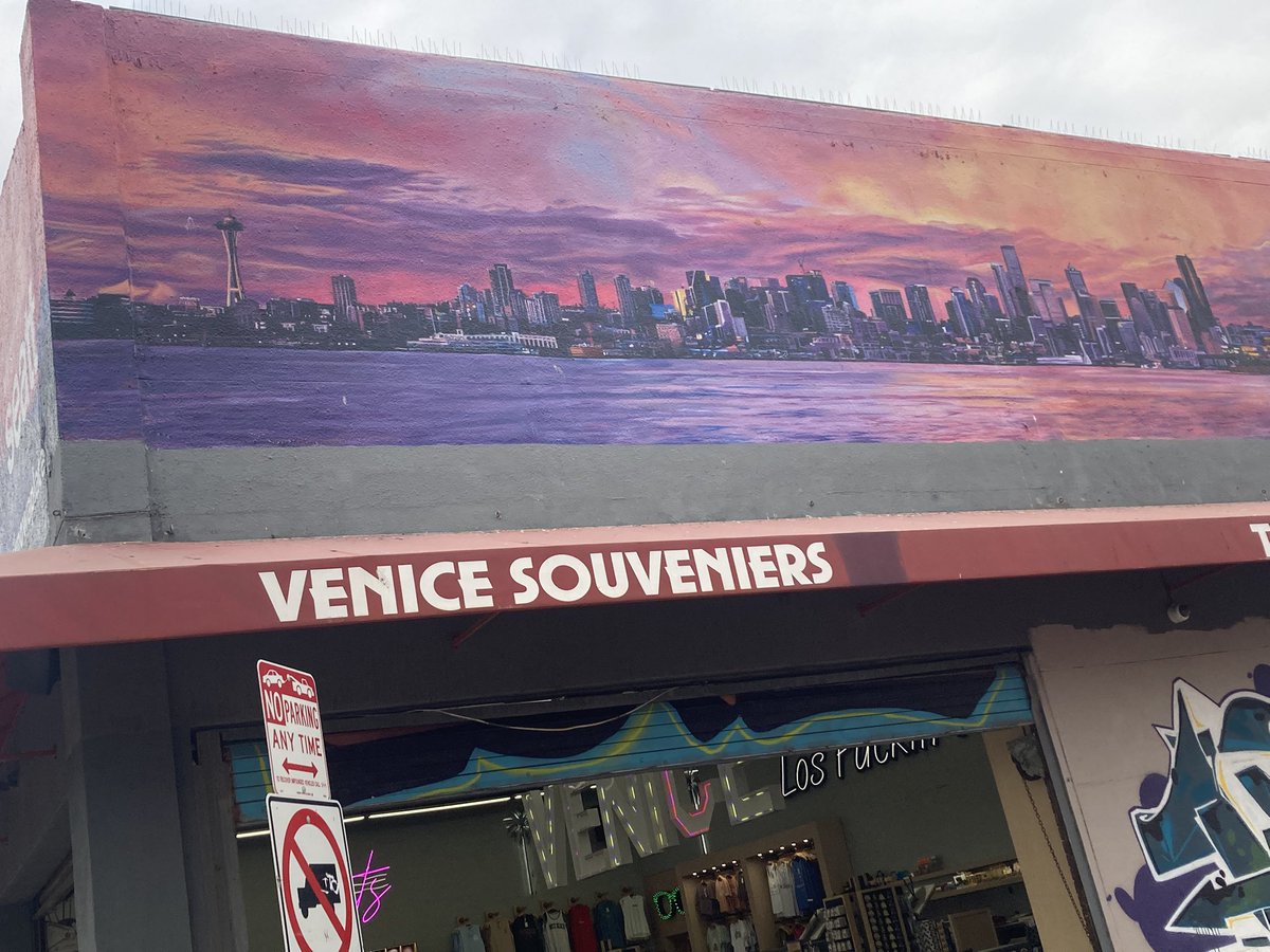 classiccarguru1's tweet image. This mornings dawn break is spent mostly admiring the amazing wall art of #VeniceBeach #California 🇺🇸