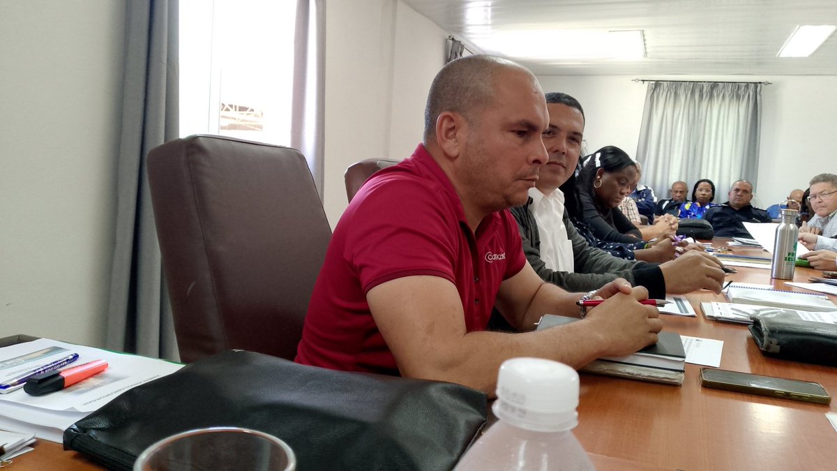 En #LaHabanaViveEnMí , existen 650 empresas y 16 con pérdidas , dos de ellas de subordinación provincial , Hoy con <a href="/IzquierdoAlons1/">Livan Izquierdo Alonso</a> , <a href="/mromerodrake/">Maritza del Carmen Romero Drake</a> se presentaron las prioridades para revertir la situación financiera de la Empresa Transporte.