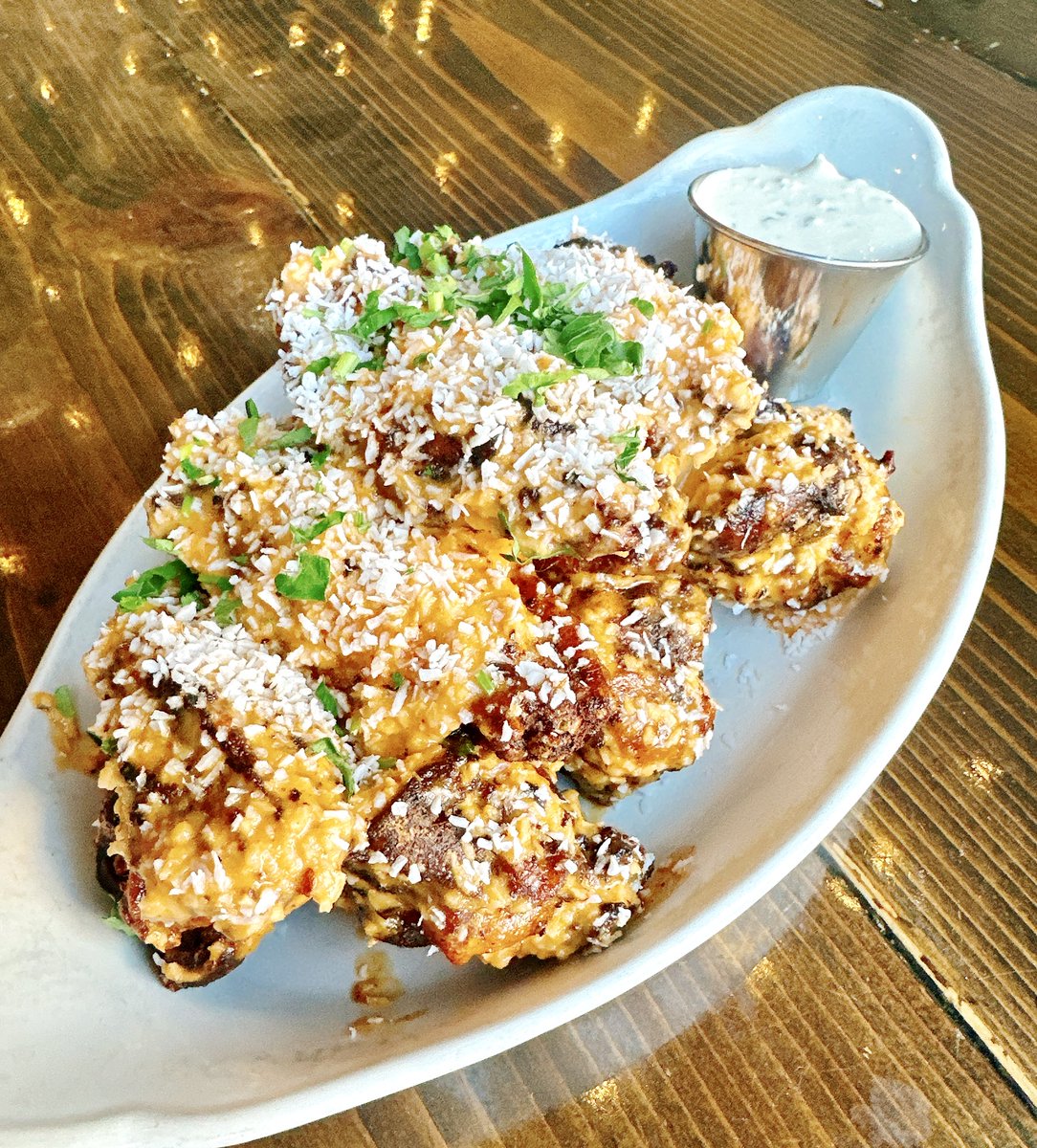 OldIrvingBeer's tweet photo. #wingoftheweek = Creamy Coconut Sriracha Wings

House sauce made with Sriracha hot sauce, shaved coconut, coconut milk, buttermilk, mayo, sour cream, spices, and coconut bits garnish. Tasty! Good thru Tuesday. 🥥🌶️ https://t.co/KuipucmPGh