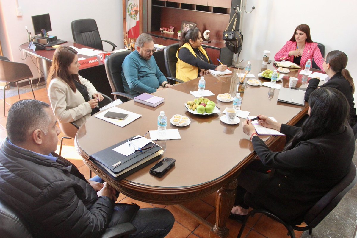 Cuquis_Camarena's tweet photo. ¿Cómo va su semana? ✌🏻

Nosotros desde el @LegislativoJal trabajando en equipo, construyendo una agenda importante para el Legislativo, en estos días les estaré platicando de qué trata. 🙌🏻🤩💪🏻 https://t.co/Cg5egidbV8