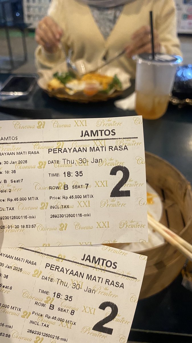Ditasaviraaaa's tweet photo. tadi abis nonton film ini, kirain tentang percintaan,  tapi ternyata tentang keluargaa, pas masuk sampe selese ga dikasih jeda buat ga nangis apalagi anak pertama pasti relate bangett, wajib ditontonn🥹💯 btw ini tadi abis nangis malah kelaperann hehe https://t.co/Gvz5RSHnYM