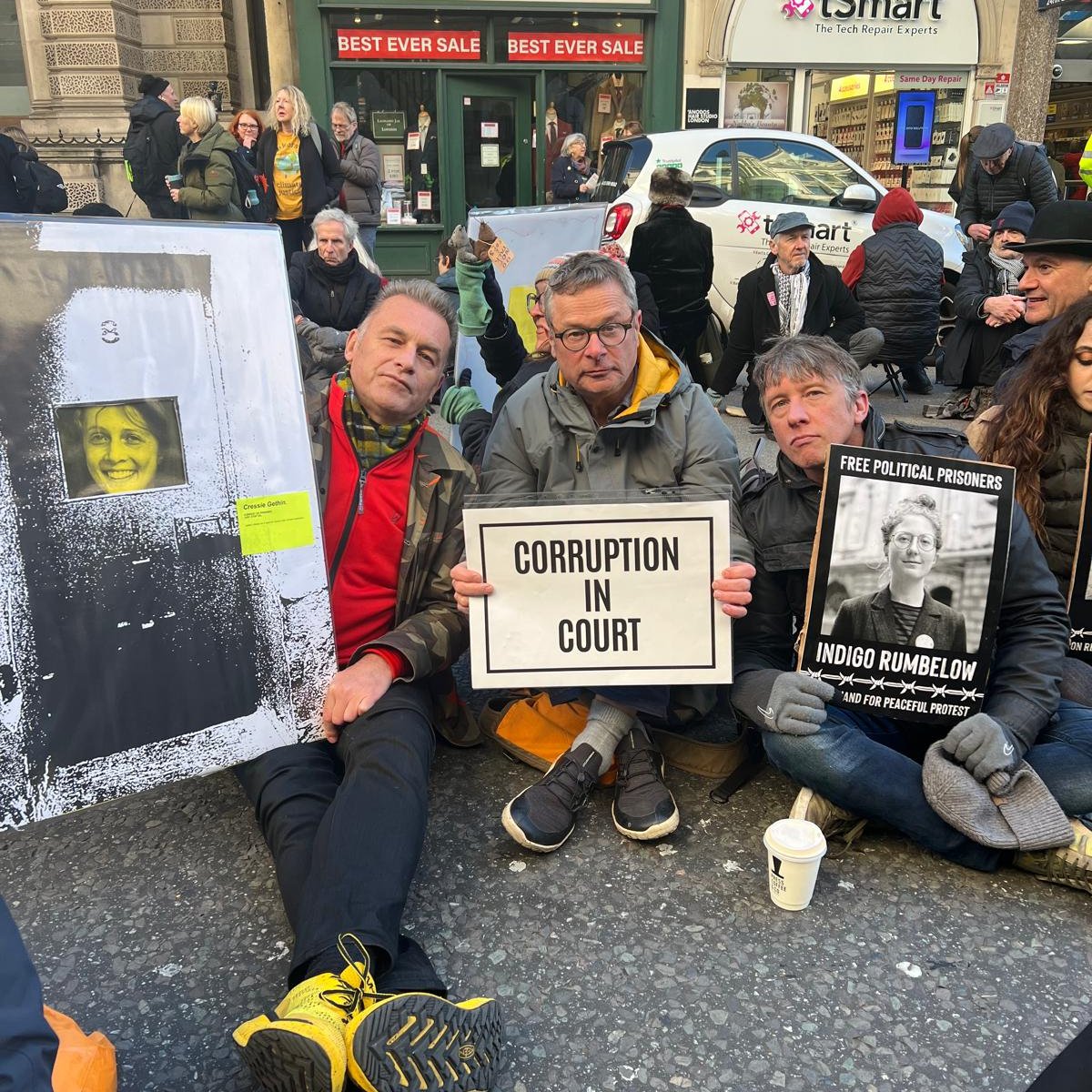 Chris Packham (@chrisgpackham) on Twitter photo Over 1,000 joined together to block the strand today outside the RCJ including <a href="/JonathanPieNews/">Jonathan Pie</a> <a href="/HughFW/">Hugh Fearnley-Whittingstall</a> .
We will not be swayed by the extreme sentences handed down to those peaceful protestors sounding the alarm on climate collapse – justice for the #LordWalney16 Over 1,000 joined together to block the strand today outside the RCJ including <a href="/JonathanPieNews/">Jonathan Pie</a> <a href="/HughFW/">Hugh Fearnley-Whittingstall</a> .
We will not be swayed by the extreme sentences handed down to those peaceful protestors sounding the alarm on climate collapse – justice for the #LordWalney16