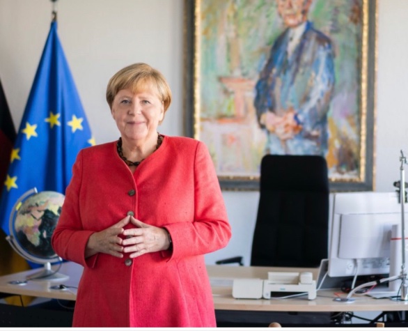 #Merkel-Raute, Europa-Flagge, Adenauer-Portrait.

Nichts davon ist zufällig gewählt. Das Bild ist ein Gesamtkunstwerk und eine schallende Ohrfeige für Friedrich #Merz.