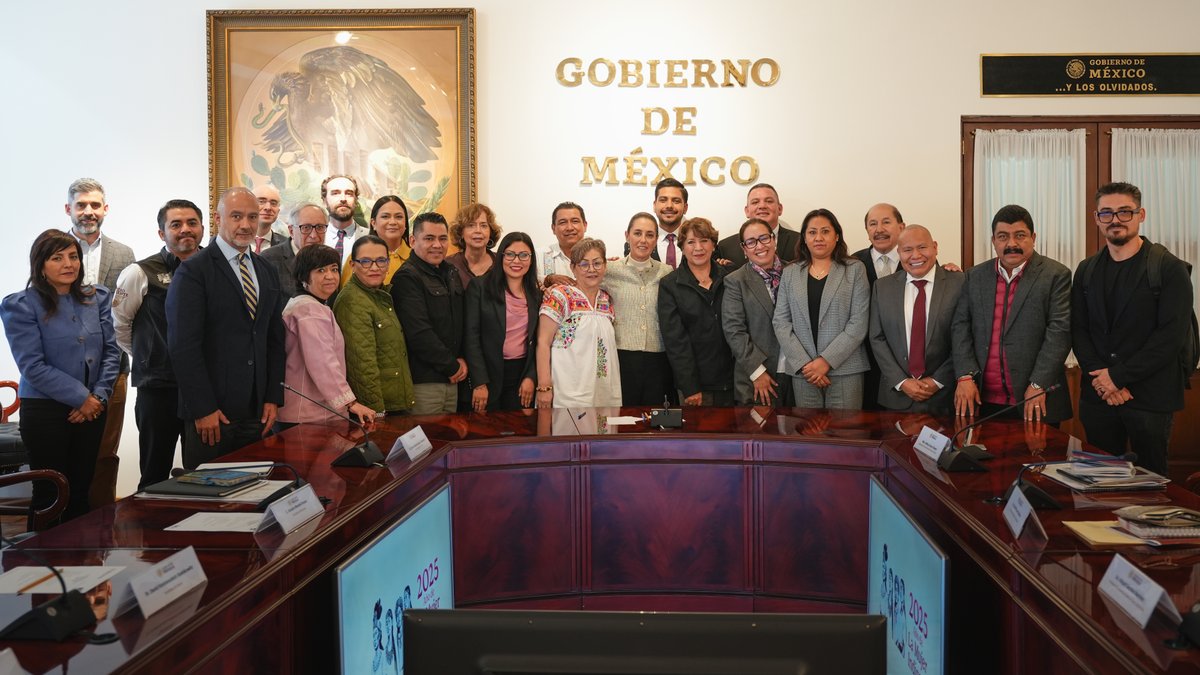 Claudiashein's tweet photo. Nos reunimos en Palacio Nacional con presidentas y presidentes municipales, así como con la gobernadora del Estado de México, @delfinagomeza, para aterrizar el plan maestro de la zona oriente. https://t.co/c44Q7kAkVo