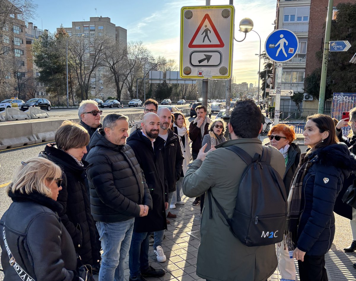 psoelatina's tweet photo. 🚧 Almeida y el caos: un capítulo más.

⛔️ L@s vecin@s de los barrios de #Batán y #Lucero están aislados por la chapuza de plan de movilidad para las obras de soterramiento de la A-5.

🌹 Se han acercado a comprobarlo hoy @MarotoReyes, @ignaciobenitop y @pebarrero. https://t.co/POcswqz4zi