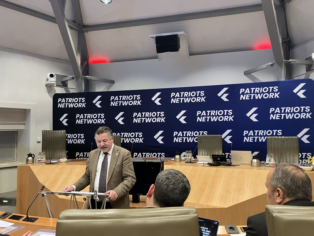 FVD_Vlaanderen's tweet photo. Vanavond zijn we aanwezig op de #PatriotsConference voor regionaal zelfbestuur. Terwijl #Onverdraagzaam #Links buiten demonstreert tegen deze bijeenkomst gaat ze gewoon door in de veilige haven van het #VlaamsParlement … Sleutels tot ontgrendeling zijn in de maak. https://t.co/rRjJfurhPO