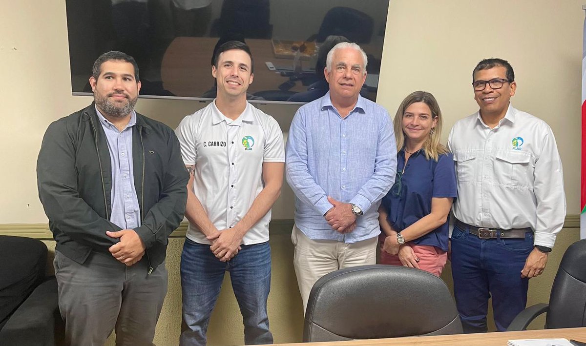 FLAR🌾🍚 (@arrozflar) on Twitter photo El <a href="/MIDAPma/">Ministerio de Desarrollo Agropecuario</a> Roberto Linares lideró una reunión con productores de arroz de Chiriquí, representantes del <a href="/BDAPANAMA/">#ElBancoDelProductor</a> e <a href="/idiap/">Paidi.Balaraju</a>, donde Eduardo Graterol (<a href="/arrozFLAR/">FLAR🌾🍚</a>) presentó los detalles del Proyecto de Transferencia de Tecnología y Cosecha de Agua #Panamá🇵🇦 ▶️shorturl.at/uCp5l El <a href="/MIDAPma/">Ministerio de Desarrollo Agropecuario</a> Roberto Linares lideró una reunión con productores de arroz de Chiriquí, representantes del <a href="/BDAPANAMA/">#ElBancoDelProductor</a> e <a href="/idiap/">Paidi.Balaraju</a>, donde Eduardo Graterol (<a href="/arrozFLAR/">FLAR🌾🍚</a>) presentó los detalles del Proyecto de Transferencia de Tecnología y Cosecha de Agua #Panamá🇵🇦 ▶️shorturl.at/uCp5l