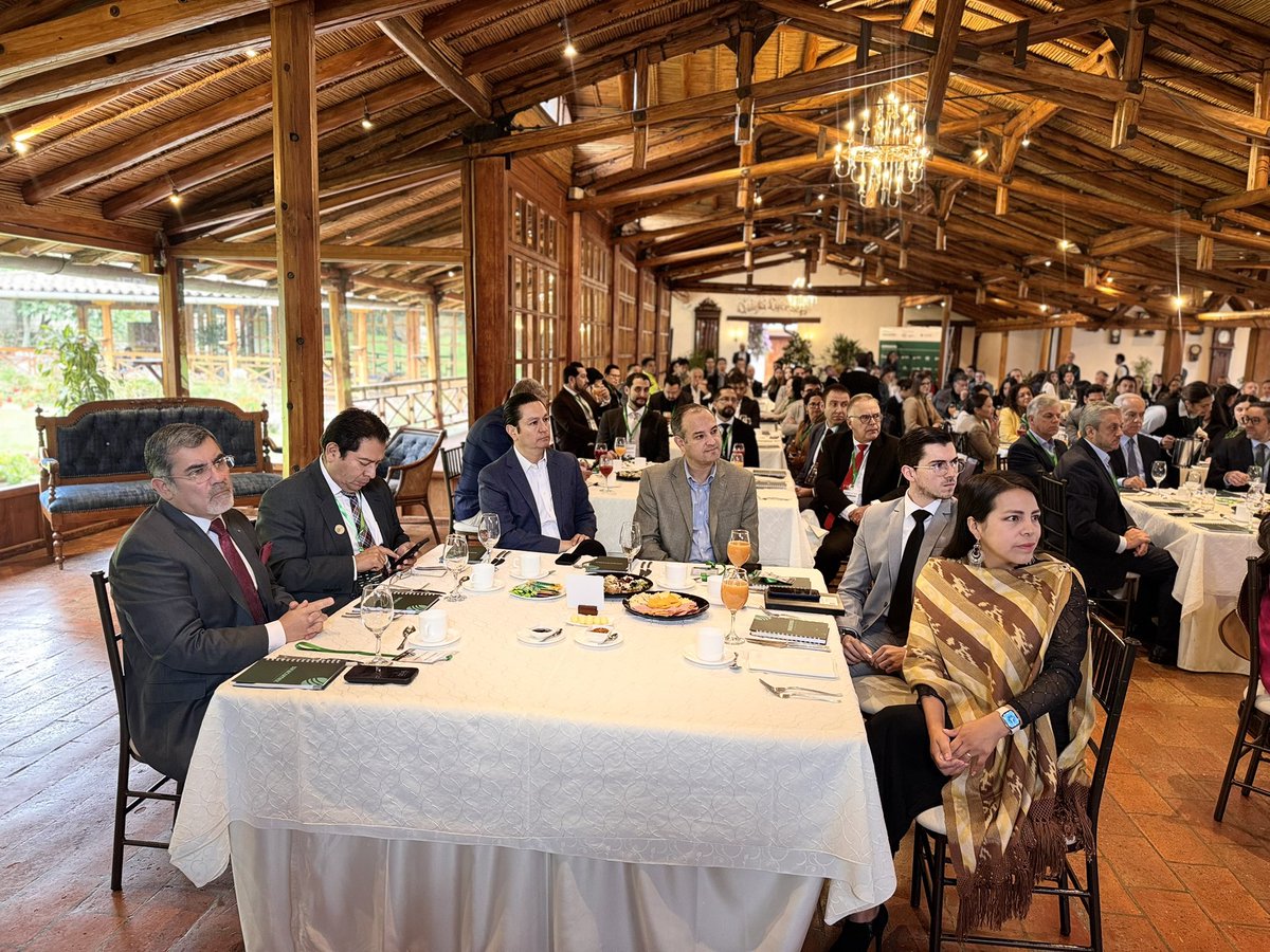 cccuenca's tweet image. Iniciamos la primera jornada del evento “ᴍᴇɢᴀᴘᴜᴇʀᴛᴏ ᴅᴇ ᴄʜᴀɴᴄᴀʏ, ɪɴɴᴏᴠᴀᴄɪóɴ ʟᴏɢíꜱᴛɪᴄᴀ ʏ ᴠᴇɴᴛᴀᴊᴀꜱ ᴄᴏᴍᴘᴇᴛɪᴛɪᴠᴀꜱ”, esta mañana compartiremos palabras sobre la creación del mismo de parte de Eduardo Zeballos, embajador de Perú 🇵🇪