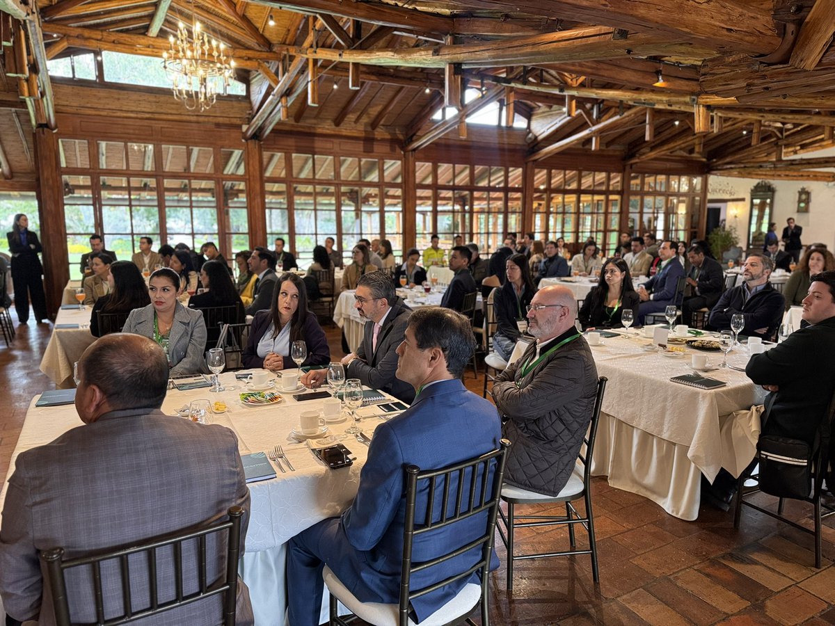 cccuenca's tweet image. Iniciamos la primera jornada del evento “ᴍᴇɢᴀᴘᴜᴇʀᴛᴏ ᴅᴇ ᴄʜᴀɴᴄᴀʏ, ɪɴɴᴏᴠᴀᴄɪóɴ ʟᴏɢíꜱᴛɪᴄᴀ ʏ ᴠᴇɴᴛᴀᴊᴀꜱ ᴄᴏᴍᴘᴇᴛɪᴛɪᴠᴀꜱ”, esta mañana compartiremos palabras sobre la creación del mismo de parte de Eduardo Zeballos, embajador de Perú 🇵🇪