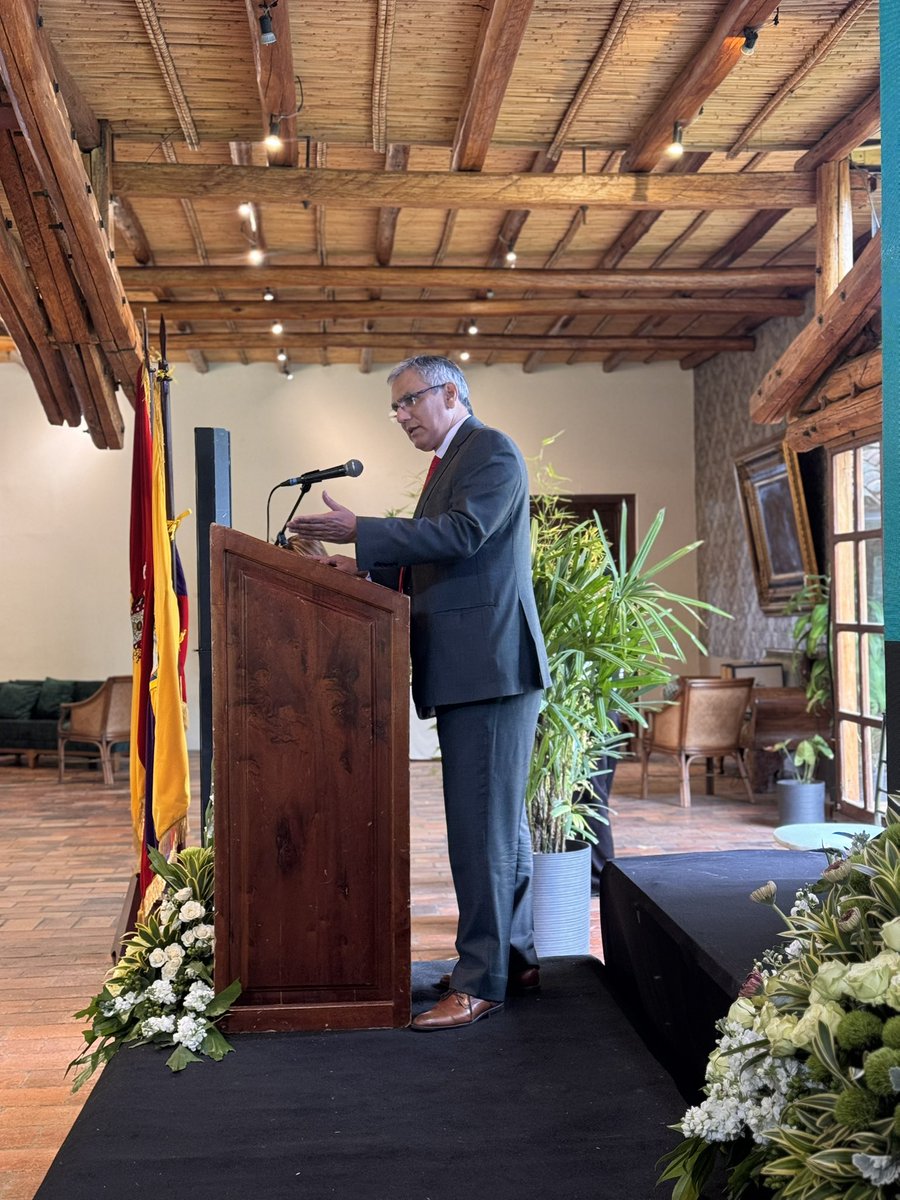 cccuenca's tweet image. Iniciamos la primera jornada del evento “ᴍᴇɢᴀᴘᴜᴇʀᴛᴏ ᴅᴇ ᴄʜᴀɴᴄᴀʏ, ɪɴɴᴏᴠᴀᴄɪóɴ ʟᴏɢíꜱᴛɪᴄᴀ ʏ ᴠᴇɴᴛᴀᴊᴀꜱ ᴄᴏᴍᴘᴇᴛɪᴛɪᴠᴀꜱ”, esta mañana compartiremos palabras sobre la creación del mismo de parte de Eduardo Zeballos, embajador de Perú 🇵🇪