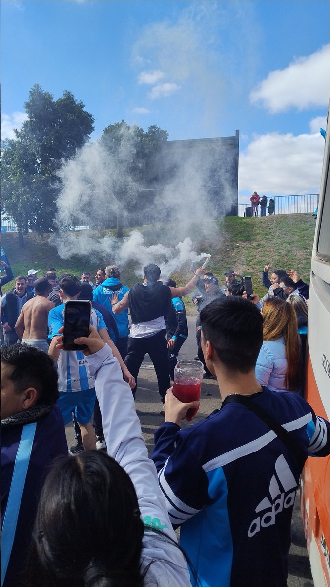 RacingClubFZN's tweet photo. ¡Buen día! 👋 Hoy volvemos a casa 🤍💙

¿Manija? Nos vemos acá 👇

📍 Márquez y Panamericana: 17:00 hs
📍 Ugarte y Panamericana: 17:15 hs
💵: Viaje ida y vuelta: $6000 https://t.co/LTgByqiAh9