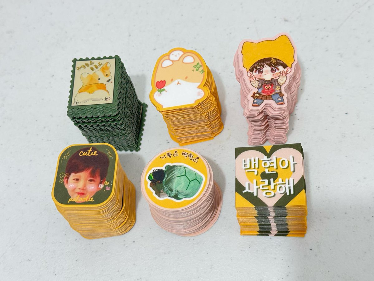 baekcon04's tweet photo. the finished product for our fan support are here!!!!! 

the keyring is so cute and i’m inlove with our cutie stickers 😭 wag nalang kaya namin to ipamigay charizz haha

thank you @PcyMia for accommodating our super rush comm huhu 🥺 and mylabs @sitzpinklerrr for designing the stickers 😘

See you this sunday! 💛❤️

#BENCHxBAEKHYUN #TheBestDayWithBENCH #BAEKHYUN
@B_hundred_Hyun @zer0d0s