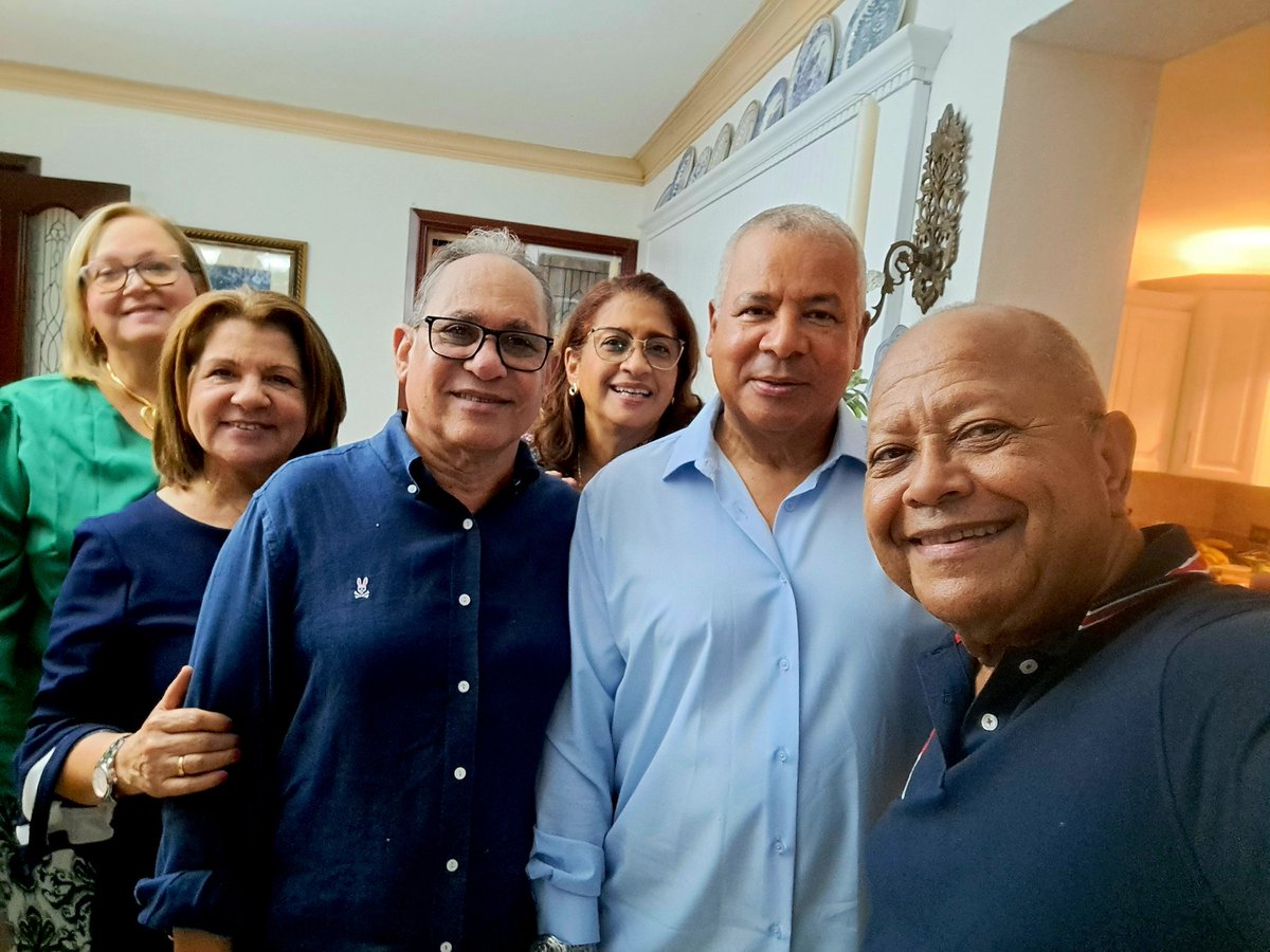 DelisHerasme's tweet photo. #REENCUENTRO 55 #AÑOS #DESPUÉS EMILIANO EL DE ARSEDINA (1RA FOTO) Barrio Puerto Plata, Neyba, emigró a USA 1970. Nos reencontramos en casa de PRIMOS #DIOMARIS/#CHARO. MUCHOS Recuerdos rememorados. Gracias HNAS. @vicdalimelgen y @WilmaPM2 PUNTO #SOTICA epd, ETERNA. RD/DN 29/1/2025 https://t.co/Geup6oKXoz