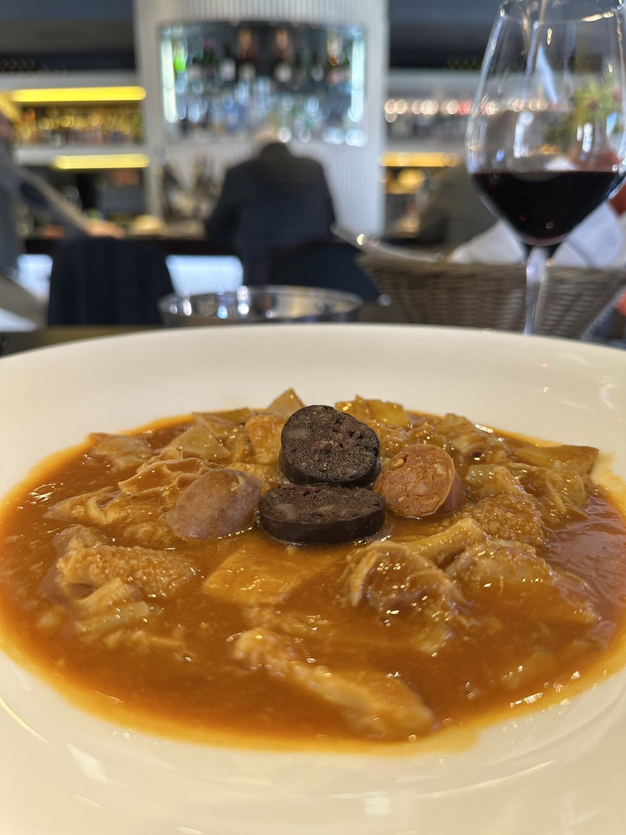 cook_obsession's tweet image. Ahora que se habla tanto de creatividad y blablabla, el que inventó los callos, aparte de tener mucha hambre, era un genio.

Los de @RestViavelez son muy reconfortantes.