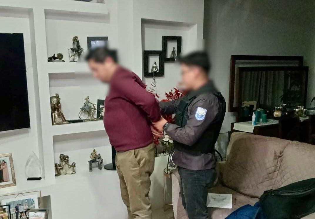 FiscaliaEcuador's tweet photo. #AHORA | En el marco de una investigación por presuntos #AsociaciónIlícita, #TráficoDeInfluencias, #Cohecho y otros delitos, #FiscalíaEc y @PoliciaEcuador ejecutan allanamientos en #Chimborazo y #Pichincha. Las indagaciones se iniciaron en 2023 por una denuncia ciudadana. https://t.co/PuKsdgHiYf