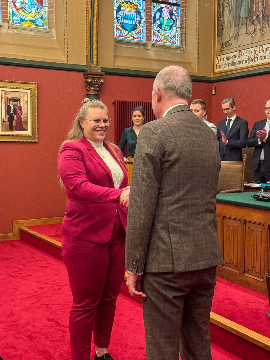 ‘Zo waarlijk helpe mij God almachtig’

Gisteren is <a href="/GossenMiriam/">Miriam Gossen</a> beëdigd als Statenlid, nadat ze al bijna twee jaar actief is als commissielid binnen onze fractie.

Welkom in de Statenbankjes, Miriam! 🌹