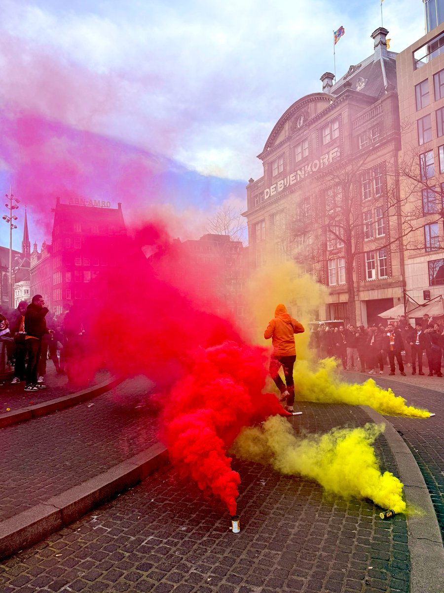 Dam Meydanında toplanmaya başladık.