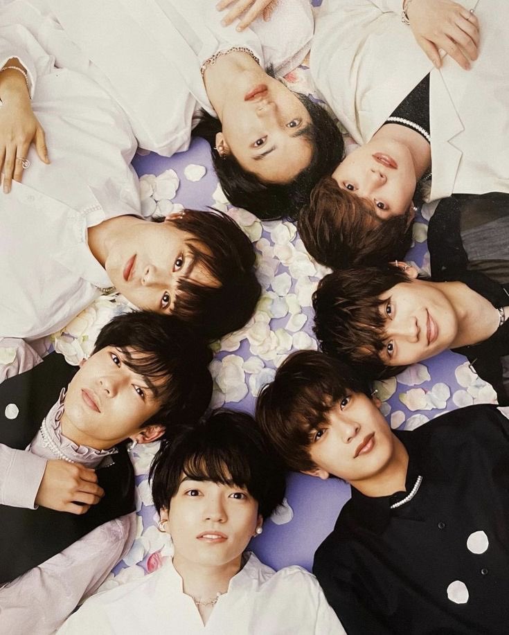 natsu8O9's tweet photo. 나니와단시 모든 단체사진을 좋아하지만 이 구도의 사진들을 진짜 너무 사랑해 https://t.co/mchImelNOk