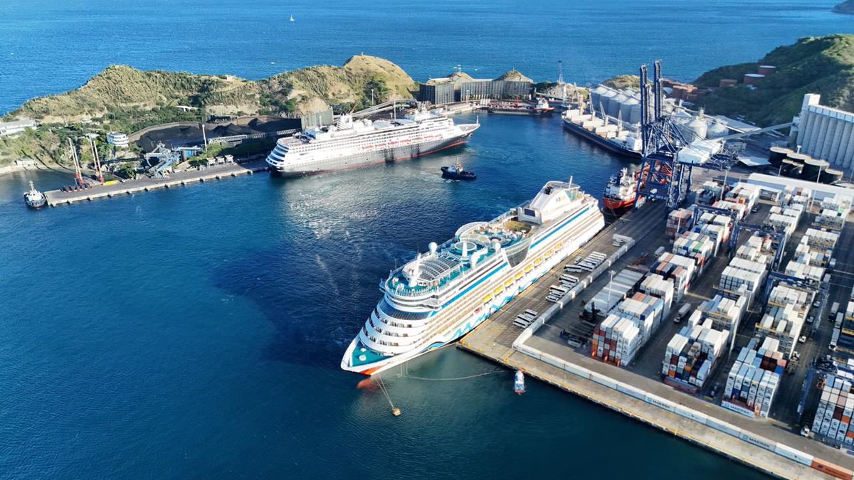 CarlosPinedoC's tweet photo. ¡Santa Marta sigue brillando como un destino destacado en el turismo de cruceros! Hoy recibimos con entusiasmo la llegada simultánea de dos majestuosas embarcaciones, reafirmando nuestra posición como puerto clave en el Caribe.

A las 6:30 a. m., el AIDAluna atracó en nuestra bahía, haciendo una parada estratégica antes de continuar su ruta hacia La Romana. Poco después, a las 7:00 a. m., tuvimos el honor de recibir por primera vez al Volendam, un hito que refuerza el atractivo de nuestra ciudad para las líneas de cruceros internacionales.

Este doble arribo es un reflejo del crecimiento y fortalecimiento de Santa Marta como un destino turístico de talla mundial. Seguimos trabajando para ofrecer experiencias inolvidables a los visitantes y consolidarnos como una joya del Caribe. #SantaMartaEnElMapa