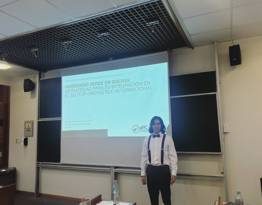 ePC_UCB's tweet image. 🎉Felicitamos a André Mateo Narvaez Schlink, por haber obtenido la calificación máxima de 100 puntos en la defensa de su tesis titulada: “Hidrógeno verde en Bolivia: Estrategias para su integración en el sector energético internacional”.

#OrgulloePC #FamiliaePC