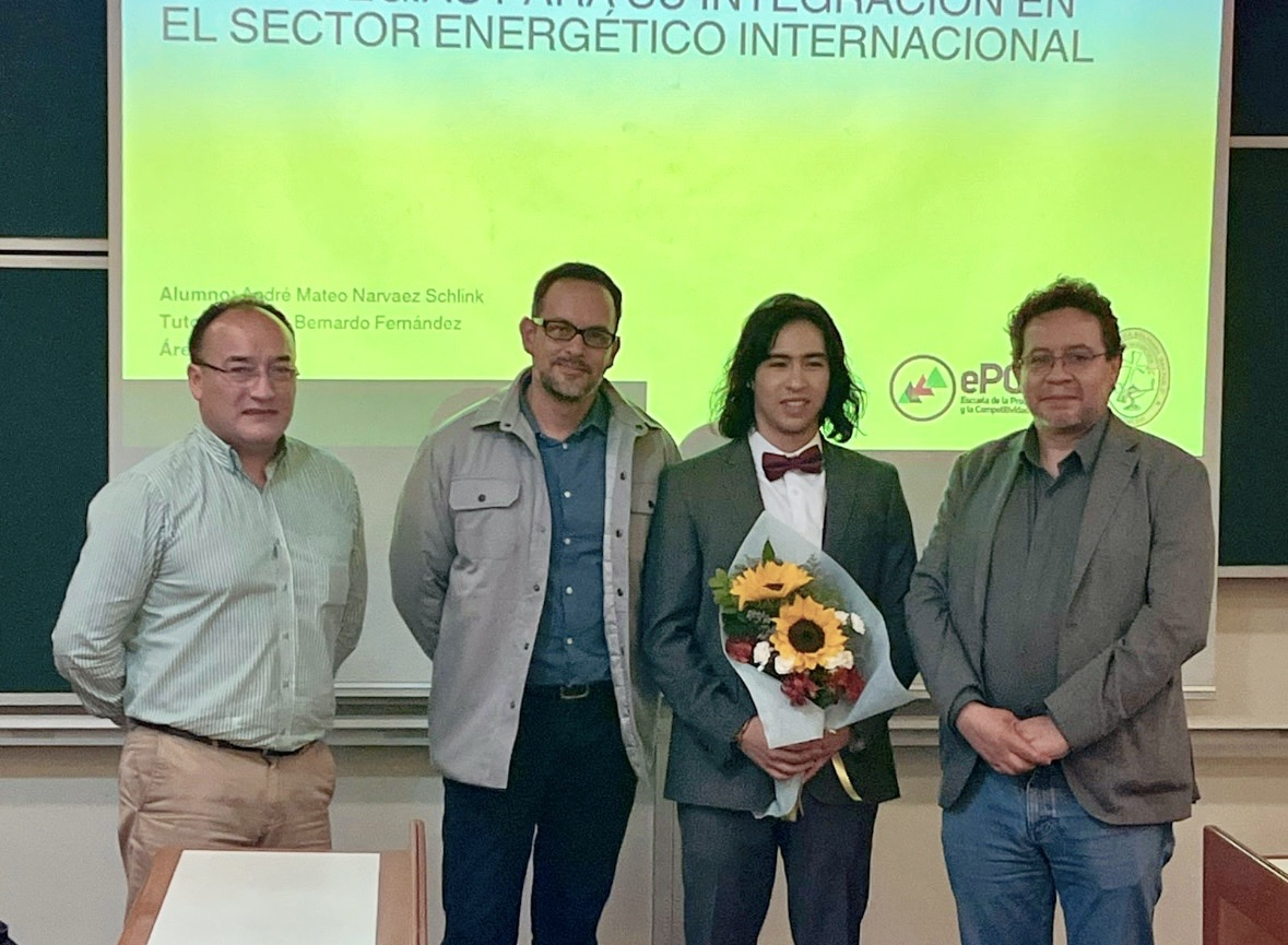 ePC_UCB's tweet image. 🎉Felicitamos a André Mateo Narvaez Schlink, por haber obtenido la calificación máxima de 100 puntos en la defensa de su tesis titulada: “Hidrógeno verde en Bolivia: Estrategias para su integración en el sector energético internacional”.

#OrgulloePC #FamiliaePC
