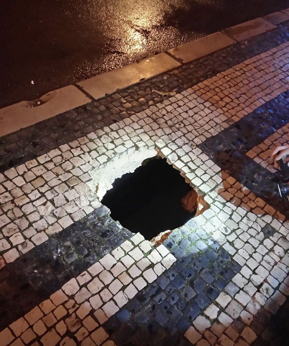 Inexplicavelmente a R. da Prata, depois de ter estado encerrada mais de um ano para arranjar coletor pombalino que colapsou em 2022, está de novo encerrada devido a novo colapso do pavimento, na sequência das chuvadas dos últimos dias, com buraco de 4m com 40m2 abaixo do solo