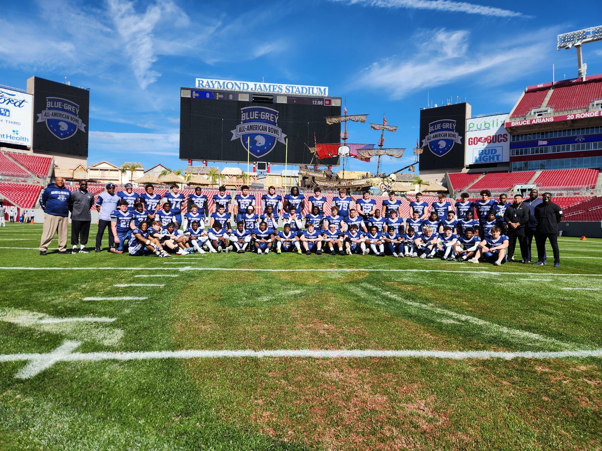 Here's a behind-the-scenes look at the North team picture right before the opening kickoff of the recent #BlueGreyFootball All-American Bowl at Tampa Bay Buccaneers' Raymond James Stadium.