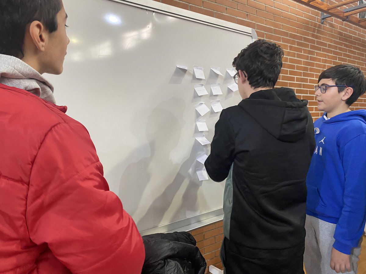 Mas de 100 estudiantes diseñan sus proyectos de emprendimiento para mejorar las instalaciones de su centro tras el paso de la DANA.
<a href="/trilemaedu/">Fundación Trilema</a> <a href="/CuadernosP/">Cuadernos Pedagogía</a> #despuesdelbarro