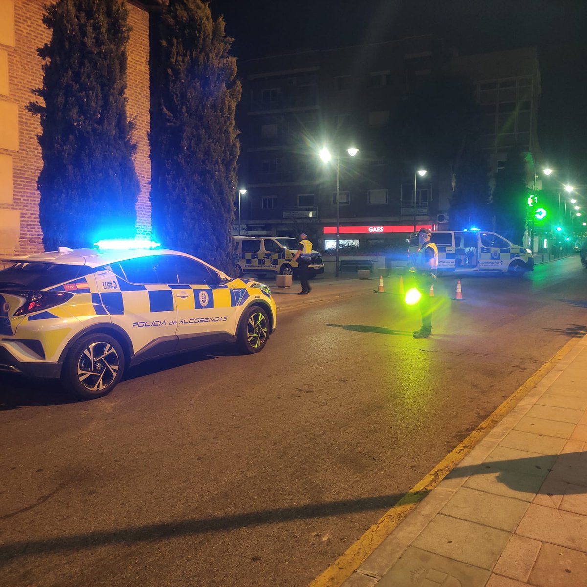 Nuestras Unidades Lobo, del turno de noche, han procedido a la detención de dos individuos por un delito contra el patrimonio al sorprenderles con 390 prendas de <a href="/ZARA/">ZARA</a> valoradas en cerca de 10.000, Euros en un control de seguridad preventivo.
#SomosParteDeTi.