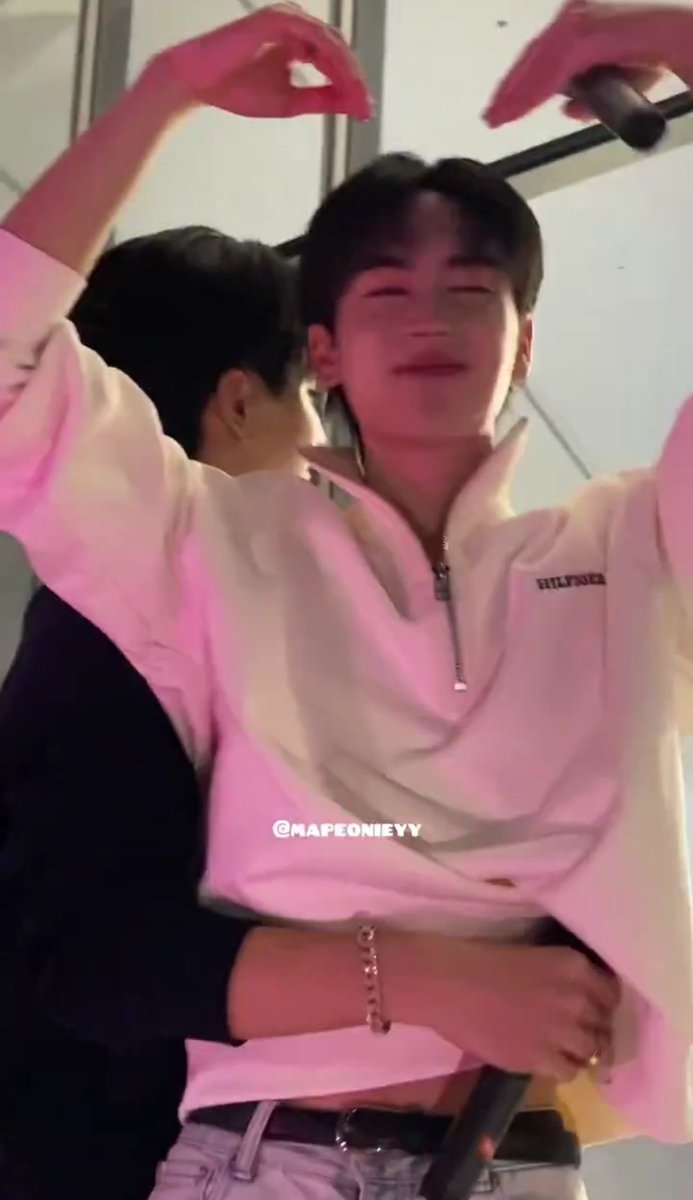 ทุกคนคิดว่า วันนี้เพิร์ธจะมองแซนต้าด้วยความเอ็นดูกี่ครั้ง จะลูบหัวแซนต้ากี่รอบ ไม่จ่ะ ฮีทำมากกว่านั้น ฮีคว้าเอวน้องหมับเลย แซนต้า คือ นิ่งมาก  ไม่ตกใจอะไรเลย เพราะเป็นอ้อมกอดที่คุ้นเคย ฮือ~ อยู่ไม่ได้แล้วววววว

#สนามอ่านเล่น2025xPerthSanta
#PerthSanta
 x.com/anacostal/stat…